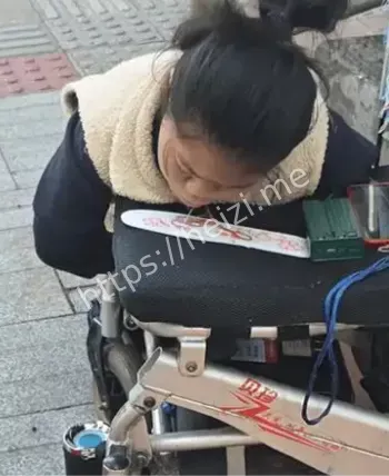 残疾单亲妈妈用嘴绣鞋垫